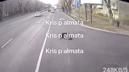 Алматыда автобус жүргізушісі телефонын шұқылаймын деп бойжеткенді қағып кетті (ВИДЕО)