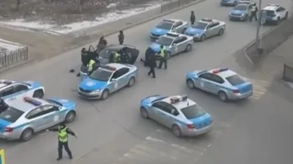 Ақтөбеде қаланың қақ ортасында екі адамды қолын байлап алып кетті (ВИДЕО)