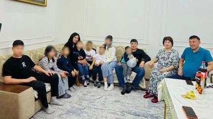 «Бауырларды ажыратқымыз келген жоқ»: Маңғыстауда ерлі-зайыпты бір үйдің бес жетім баласын асырап алған