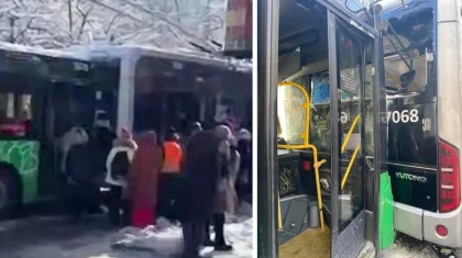 Алматыда автобус аялдамада тұрған троллейбусқа соғылды