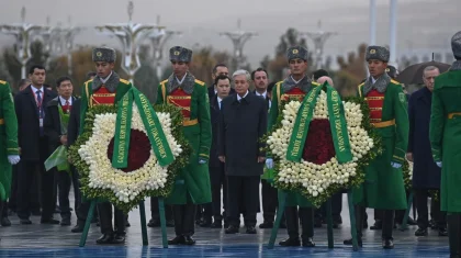 Тоқаев Түрікменстанда Бейтараптық монументіне гүл шоғын қойды