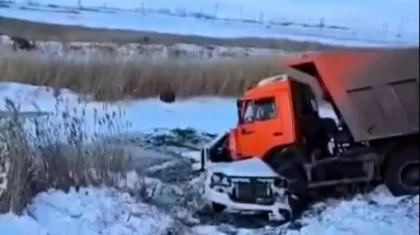 Екібастұзда тіркемесі бар камаз қарсы жолаққа шығып, жеңіл көлікті мыжып тастады: екі адам қаза болды