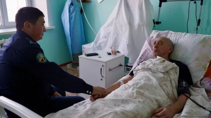 Аяғы сымға оралып, 7 сағат мұз үстінде жатқан: Ұзынкөлде полицей балықшыны құтқарып қалды