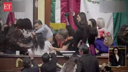 «Депуттаттар бір-бірінің шашын жұлды»: Мехико парламентінде төбелес болды (ВИДЕО)