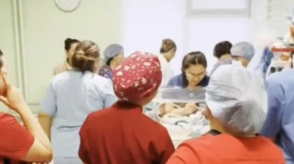 «Шашын алып, жаялыққа орады»: Атырау дәрігерлері әке-шешесі тастап кеткен шақалақты қырқынан шығарған (ВИДЕО)