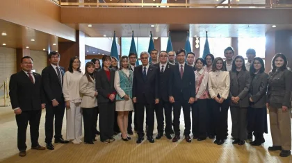 Тоқаев Жапонияда тұрып жатқан қазақстандықтармен кездесті