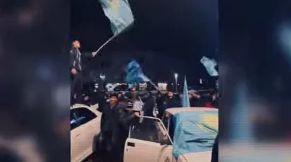 Көлігіне Ту ілген азаматтарға айыппұл салына ма – министрлік мәлімдеме таратты