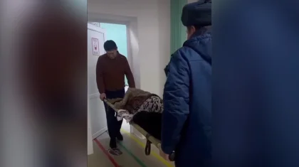 «Он шақырым жерден табылды»: полиция Ырғызда адасып кеткен әжені зембілге салып әкелді (ВИДЕО)