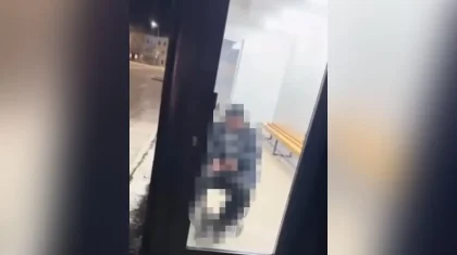 Көкшетауда ер адам жұрттың көзінше жылы аялдамада дәрет сындырды