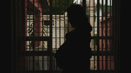 Түрмеде отырған жүкті әйелдер кісенделген күйінде босана ма: министрлік мәлімдеме жасады