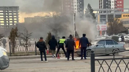Ақтауда полиция қызметкерлері көліктен шыққан өртті сөндіріп, жүргізушісін құтқарып қалды