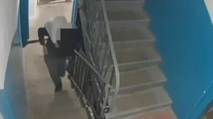 Павлодарда ер адам көшеде азық-түлік сатып тұрған көлікке ұрлыққа түскен: оқиғаның видеосы тарады