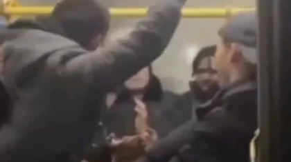 Алматыда автобуста тұрған шетелдіктерді бір топ жігіт ұрып-соғып кетті (ВИДЕО)
