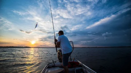 Қапшағайда түнгі уақытта катерге мінген ер адам суға түсіп жүрген жас жігітті қағып кетті