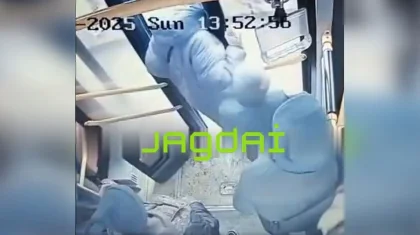 Алматыда әйел адам автобустан құлап, омыртқасын сындырып алды