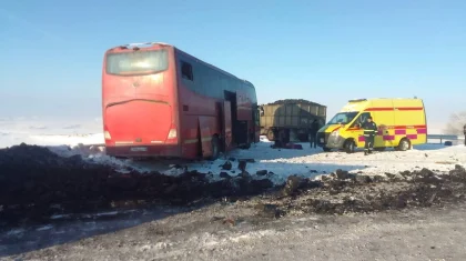 Абай облысында автобус пен жүк көлігі соқтығысып, бір адам көз жұмды