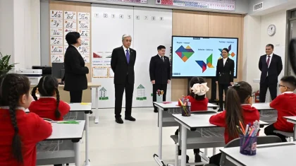 Мемлекет басшысы математика мен ағылшын тілі тереңдетіп оқытатын мектепті тексеріп шықты