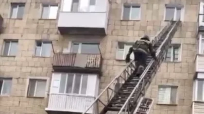 Құтқарушылар жанып жатқан үйден 5 газ баллонын алып шықты