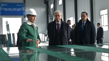 Тоқаев әйнек өндіретін кәсіпорынның қызметкерлерімен кездесті