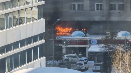 Шұғыл: Астанада тағы бір тұрғын үйдің астындағы дәмхана өртеніп жатыр (ВИДЕО)