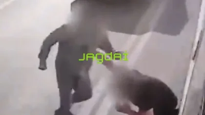 Алматыда ер адам көшеде кетіп бара жатқан бейтаныс адамды еш себепсіз ұрып жыққан (ВИДЕО)