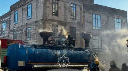 Астанада үш қабатты ғимарат өртеніп жатыр