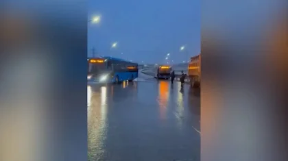 «Көктайғақтан автобустар тайғанап жатыр»: Қарағанды-Астана тасжолы жабылды (ВИДЕО)