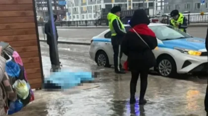 «Тайып құлап, басын жарды»: Астанадағы аялдаманың жанынан ер адамның мәйіті табылды