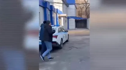 Алматыда жол үстінде ашуға бой алдырған жүргізуші қамауға алынды (ВИДЕО)