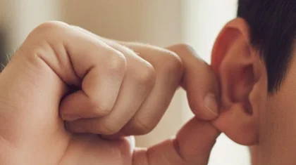 Қызылқоғада 25 жастағы ұлына араша түскен әке баласымен жасты жігіттің құлағын кесіп алған