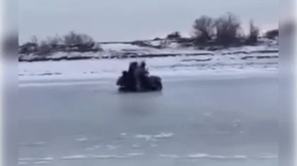 Жайық өзенінде инспекторлар квадроциклімен бірге мұз астына құлап кетті (ВИДЕО)