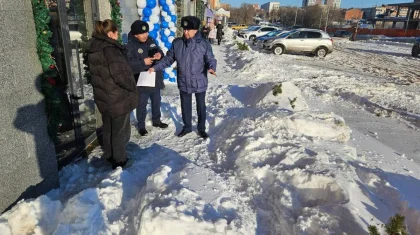 Қостанайда қар күремеген дүкен иелерін есік алдында полиция күтіп тұрған (ВИДЕО)
