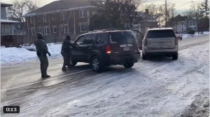 АҚШ-та иммиграция қызметкері әйелді атып өлтірді (ВИДЕО)