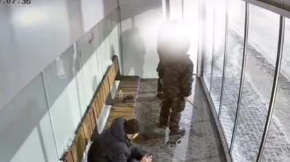 Астанада 30 жастағы жігіт жылы аялдаманың есігін сындырып, қашып кеткен (ВИДЕО)