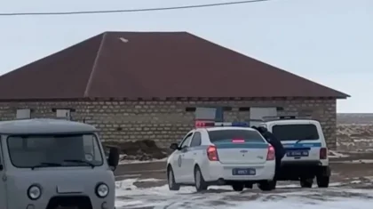 «Ұлым момын»: Атырауда ерлі-зайыптының өліміне күдікті жігіттің анасы оның бес баласына қарап қалған