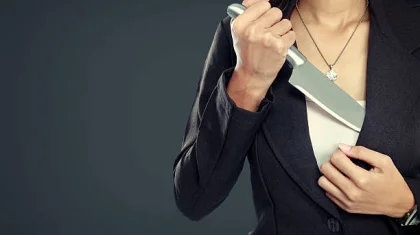 Екібастұзда әйел ер адамды пышақтап өлтіріп, тағы бір әйелдің өміріне қол салды