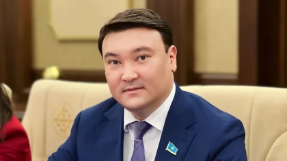 «Базарда сатылатын сувенир сияқты»: депутат «Ұлт ұстазы» атағы 20-100 мың теңгеге саудаланатынын айтты