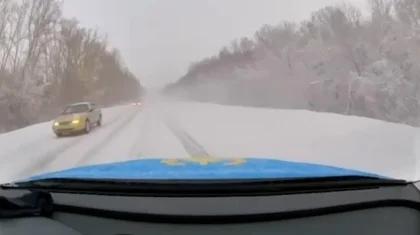 ШҚО-да Toyota Alphard қарсы бағытқа шығып кетіп, патруль көлігімен соқтығыса жаздады (ВИДЕО)