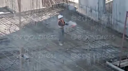 Құрылыс алаңын отпен аластаған жұмысшының видеосы талқыға түсті