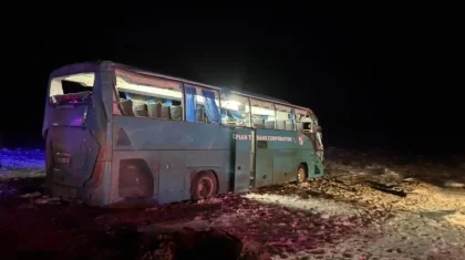 Маңғыстау облысында 50 адам мінген автобус апатқа ұшырады: қаза тапқандар бар