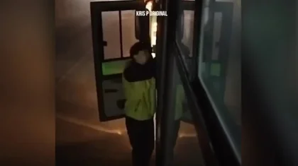 Алматыда ер адам автобустың терезесін сындырып кетті (ВИДЕО)