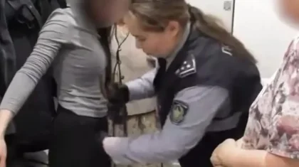 «Анасы қарап отырған»: Астана полициясы жас келіншектің үйінен қорап-қорап есірткі тапты (ВИДЕО)