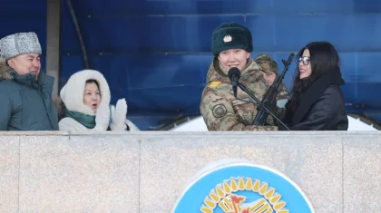 Астанада жас жігіт ант қабылдап, әскерге кетер алдын сүйіктісіне үйлену туралы ұсыныс жасады