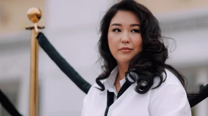 «Бес жасымда ағам зорлады»: әзілкеш Анар Бекет бала күніндегі қорлықты ашық айтып берген