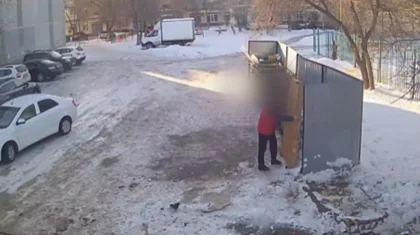 Ақтөбеде ескі кілемі мен көрпесін қоқысқа тастаған бірнеше адамды полиция жазалайтын болды (ВИДЕО)