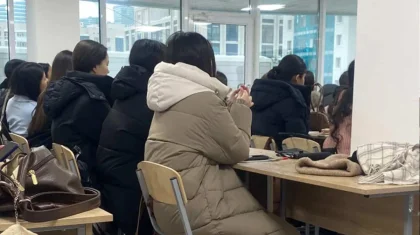«Тоңғаннан ерніміз көгеріп кетті»: Астанада студенттер сырт киімін шешпей оқуға мәжбүр болған (ФОТО)
