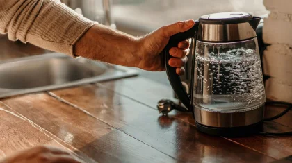 Екібастұзда шизофрениямен ауыратын ер адам әйел шәйнекпен ұрып, есінен тандырды