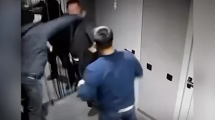 Атырауда түнгі клубта ер адамның аяусыз соққыға жығылған видеосы тарады