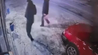 Жезқазғанда жүргізушісі жоқ жеңіл көлік еңіске сырғып кетіп, аударылып қалды (ВИДЕО)