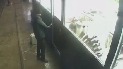 Шымкентте вандалдар смарт-дәретхананың фенін сымымен бірге жұлып алып кеткен (ВИДЕО)